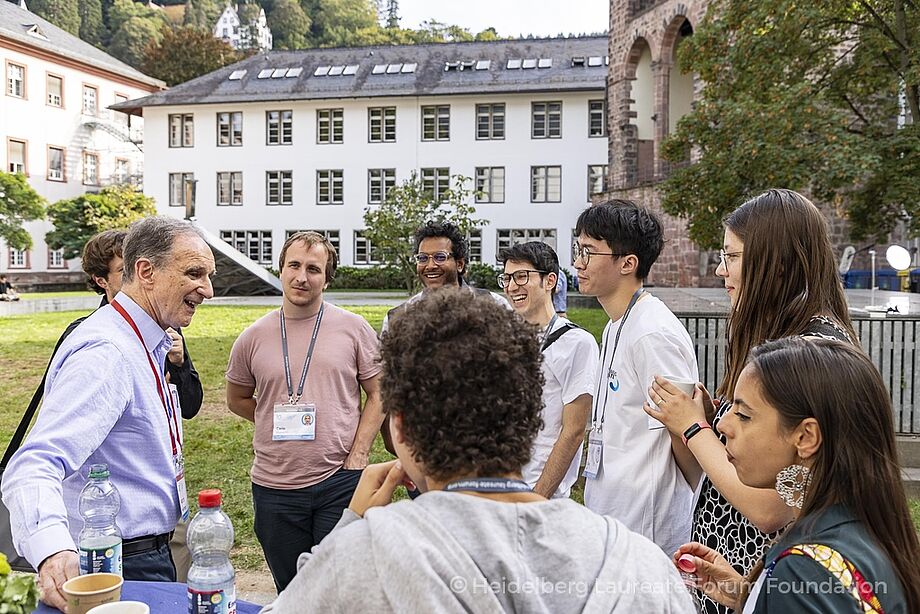 Laureate talking to young researchers at HLF.